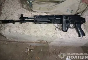 Мешканця Сум викрили на зберіганні зброї та наркотиків