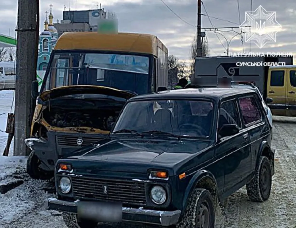 У Сумах маршрутка врізалася в легковик та електроопору