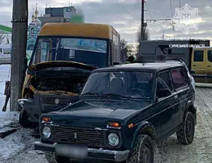 У Сумах маршрутка врізалася в легковик та електроопору