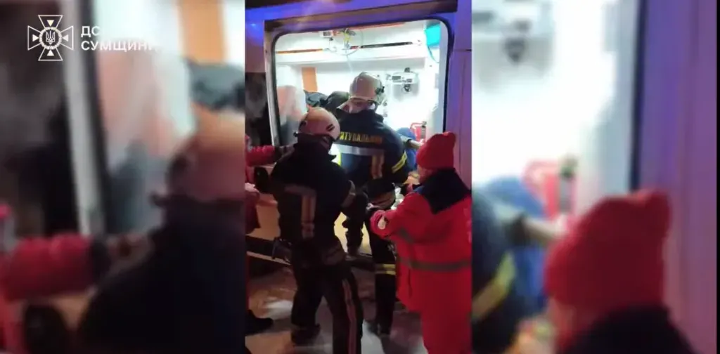 На Сумщині вогнеборці врятували чоловіка з вогню