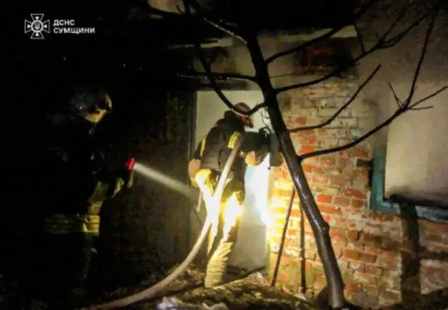 У Путивлі рятувальники ліквідували велику пожежу в житловому секторі