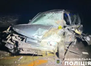 Вчора ввечері в селі Барвінкове Сумського району зіткнулися "ВАЗ-2111" та "Toyota Land Cruiser". Як повідомили в поліції Сумщини, 63-річний водій "ВАЗ-2111" врізався у зустрічний "Toyota Land Cruiser Prado", яким керував 33-річний чоловік. Водій "ВАЗ-2111" помер у "швидкій". Його пасажирка - у лікарні. Водій "Toyota Land Cruiser Prado" відмовився від допомоги. Поліція відкрила кримінальну справу за статтею "Порушення правил безпеки дорожнього руху".