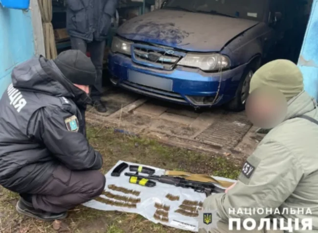 У Конотопі викрили чоловіка, який зберігав у гаражі автомат та набої