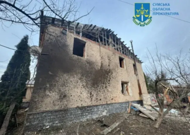 Російський безпілотник завдав удару по Сумщині, поранивши літню жінку