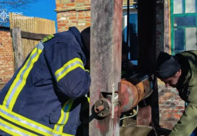 У Краснопіллі рятувальники підняли жінку з 20-метрового колодязя