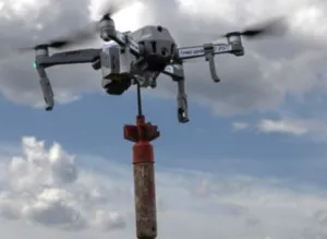 Ворожий дрон атакував цивільне авто на Сумщині: водій зазнав поранень
