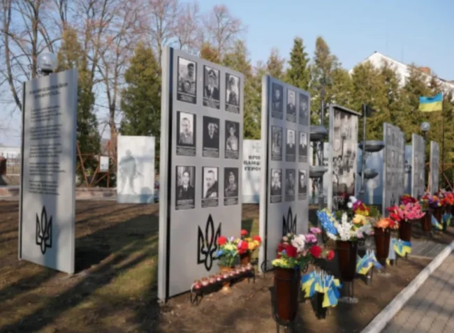 У Ромнах з’явилася стела на честь безвісти зниклих захисників України