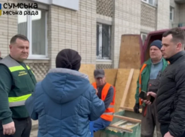 Через атаку "шахедів" в Сумах понівечено 9 будинків: триває ліквідація наслідків атаки