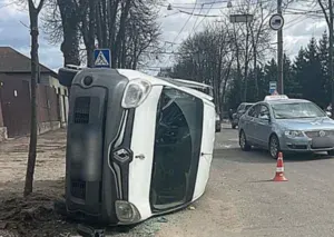У Сумах внаслідок зіткнення перекинувся автомобіль