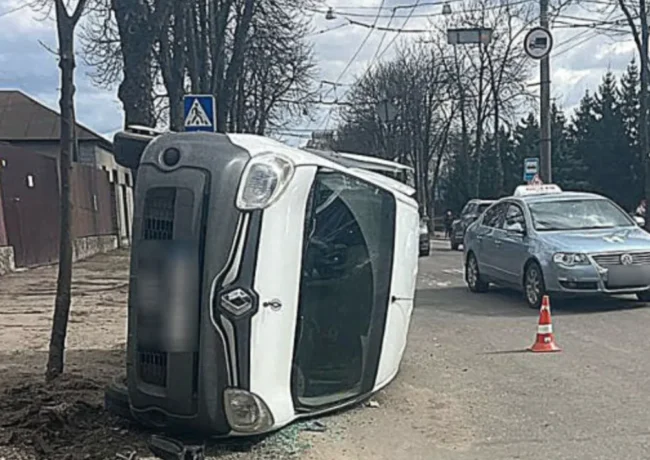 У Сумах внаслідок зіткнення перекинувся автомобіль
