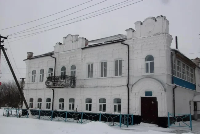Російські окупанти зруйнували історичну амбулаторію в Миропіллі
