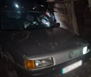 У Глухові нетверезий 18-річний хлопець намагався викрасти авто, але врізався в паркан і сарай