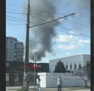 В Сумах знову пролунав вибух: ворожий "шахед" влучив в автостоянку
