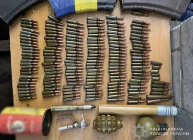 У Бурині правоохоронці виявили арсенал зброї у місцевого мешканця