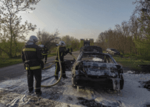 У Шостці пожежники оперативно загасили автівку, запобігши вибуху газобалона