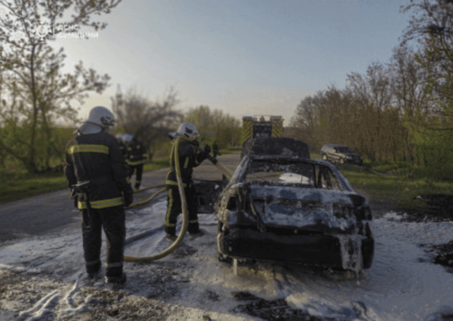 У Шостці пожежники оперативно загасили автівку, запобігши вибуху газобалона