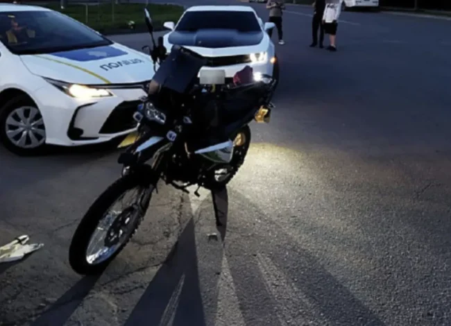 У Сумах неповнолітня мотоциклістка спричинила аварію за участю Chevrolet Camaro