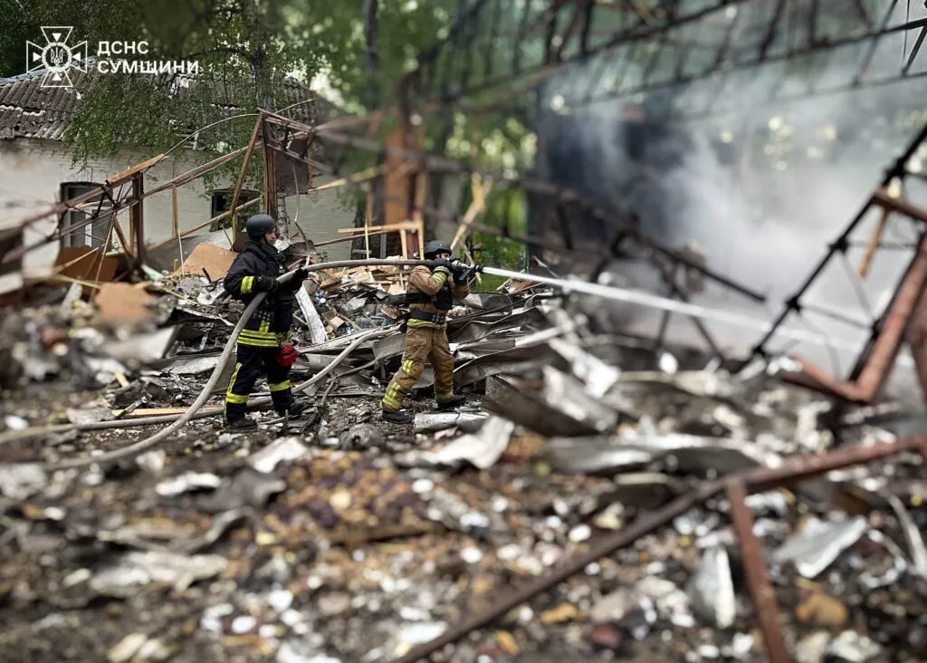 Неспокійна ніч на Сумщині: обстріли, поранені та ракетний удар