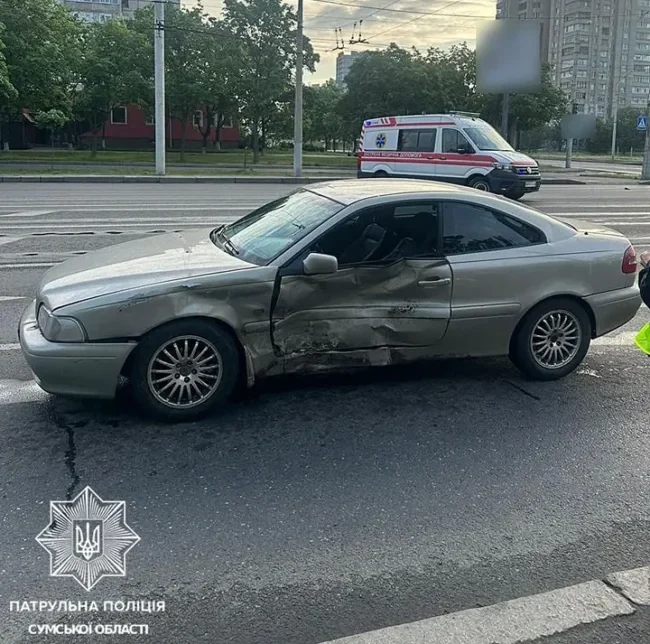 На перехресті в Сумах сталася ДТП: один із водіїв потрапив до лікарні