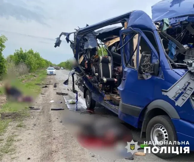 Ворог вбив цивільних пасажирів автобуса на Білопіллі: СБУ розслідує атаку дронів, а в місті оголосили жалобу