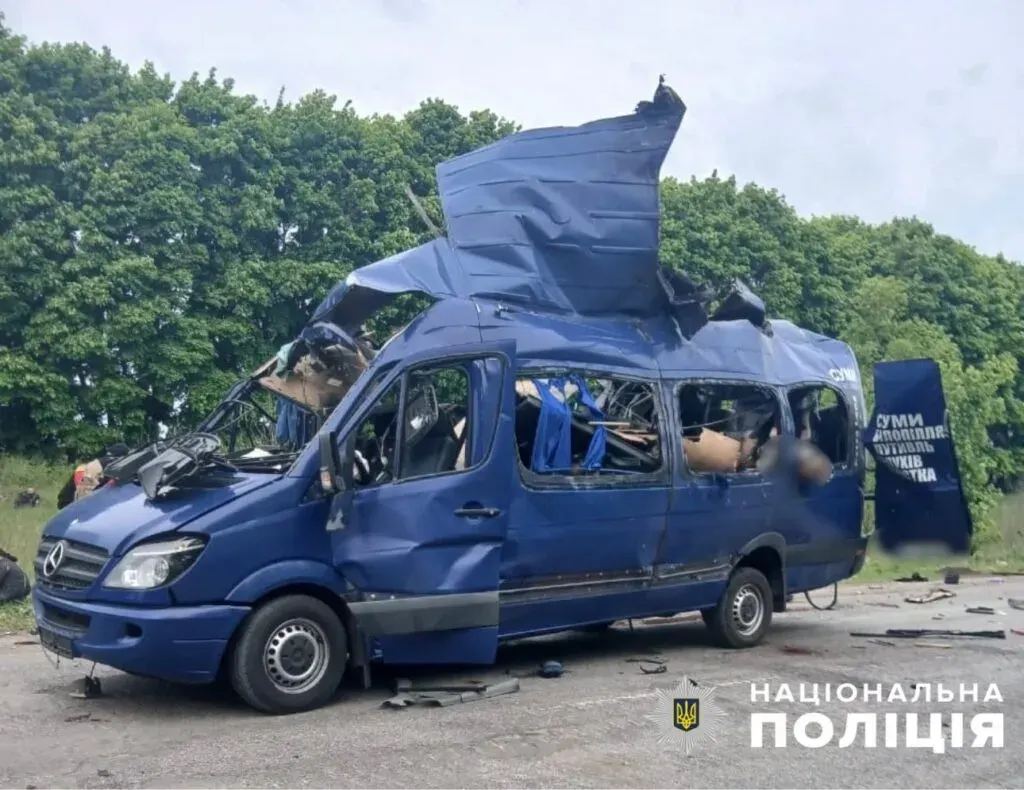 Ворог вбив цивільних пасажирів автобуса на Білопіллі: СБУ розслідує атаку дронів, а в місті оголосили жалобу