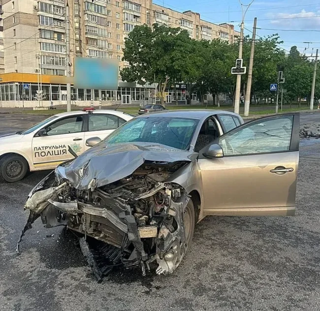 На перехресті в Сумах сталася ДТП: один із водіїв потрапив до лікарні
