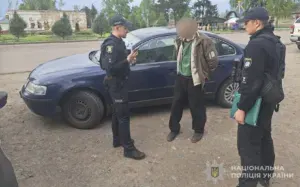 Не встиг утекти: на Сумщині поліцейські затримали викрадача авто просто «на гарячому»