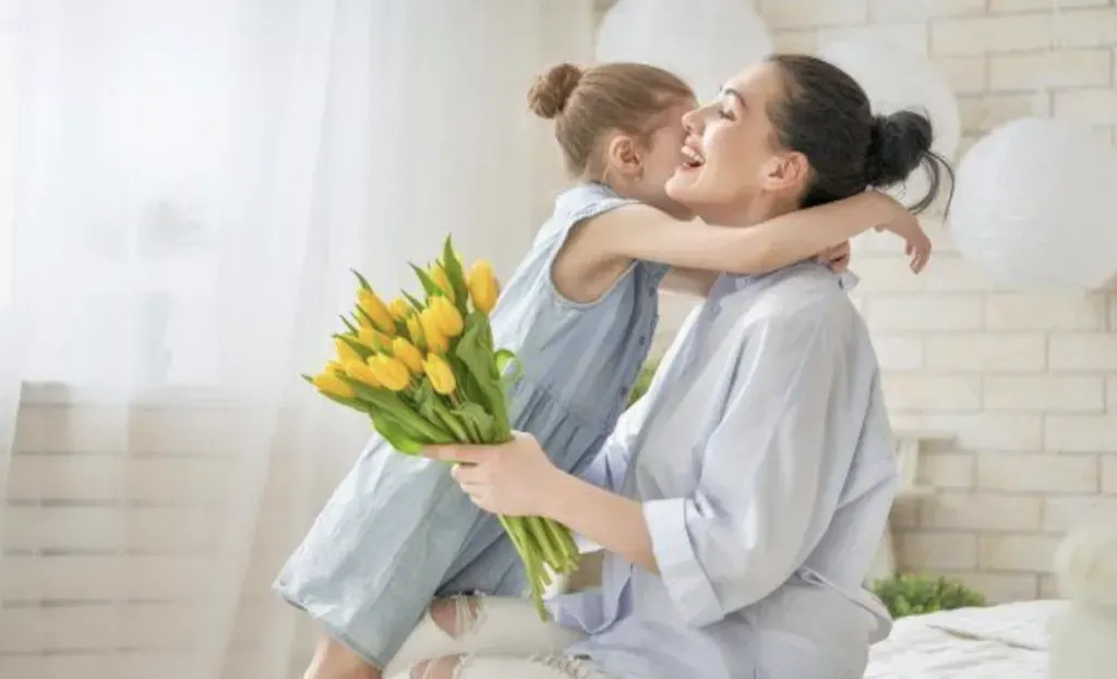 Зворушливі привітання до Дня матері 2025: вірші та слова від серця