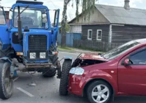 У Шостці сталася аварія за участю автівок й трактора: травмована дитина
