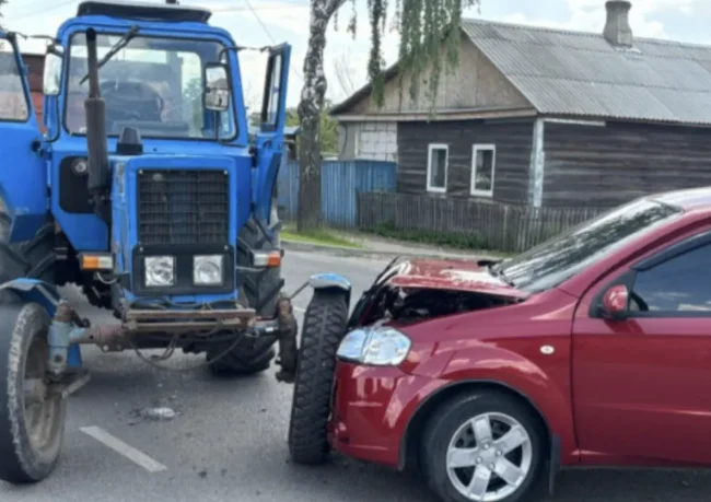 У Шостці сталася аварія за участю автівок й трактора: травмована дитина
