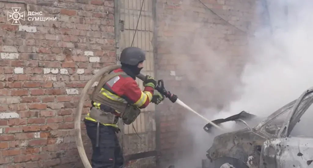 У Сумах рятувальники опинилися під повторним обстрілом під час ліквідації наслідків ворожої атаки (відео)