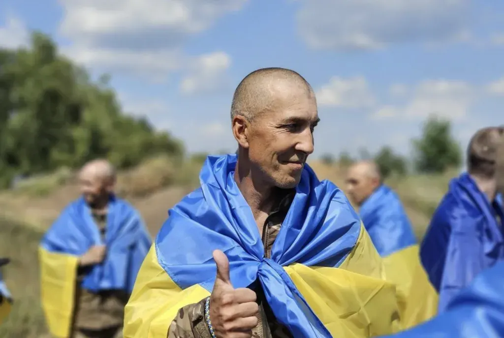 Шість конотопців, звільнених із російського полону, отримали по 50 тисяч гривень допомоги