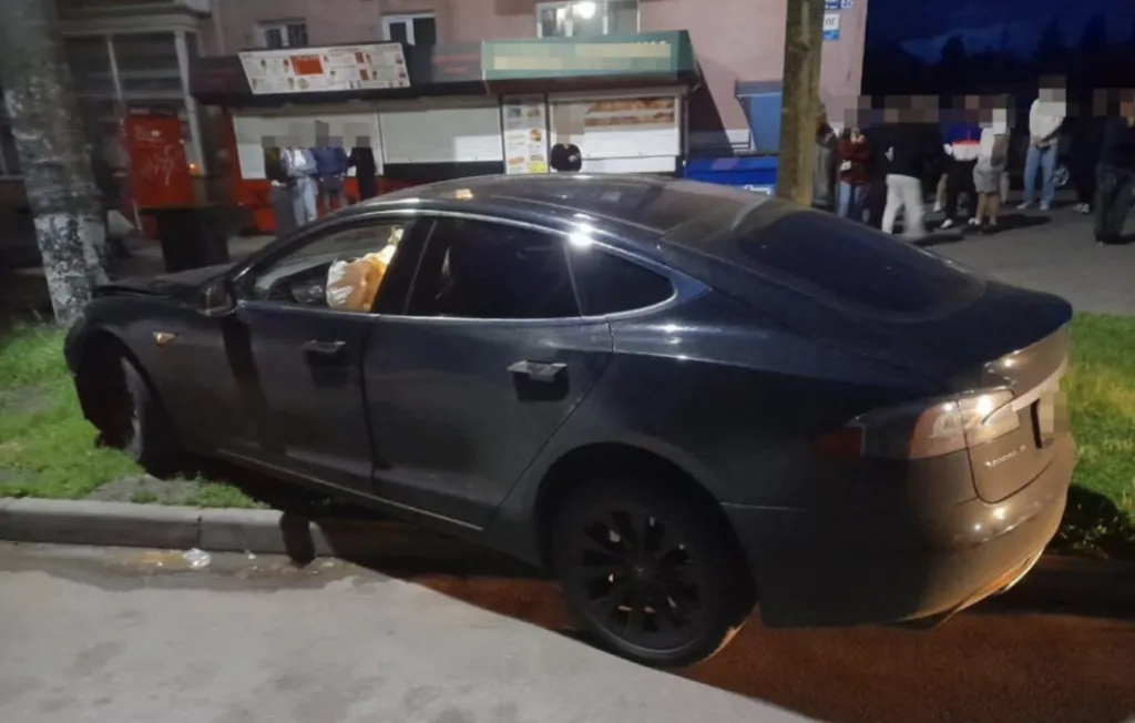 У Шостці Tesla влетіла в стовп: кермувала 54-річна жінка