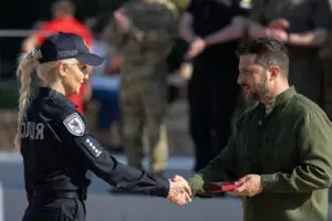 Поліцейська з підрозділу «Білий янгол» отримала державну нагороду за героїзм на фронті