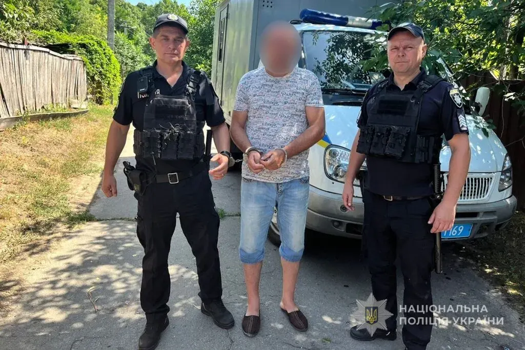 На Сумщині чоловік під час застілля вдарив дружину ножем: жінка у лікарні, нападника затримано