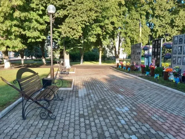 У Ромнах вандали пошкодили лавки на Алеї Слави