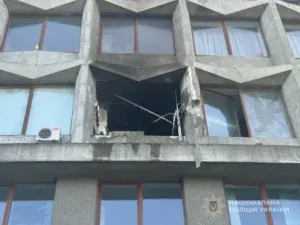 Ранкова атака на Суми: дрон влучив в адмінбудівлю, сталася пожежа, по області — жертви та руйнування