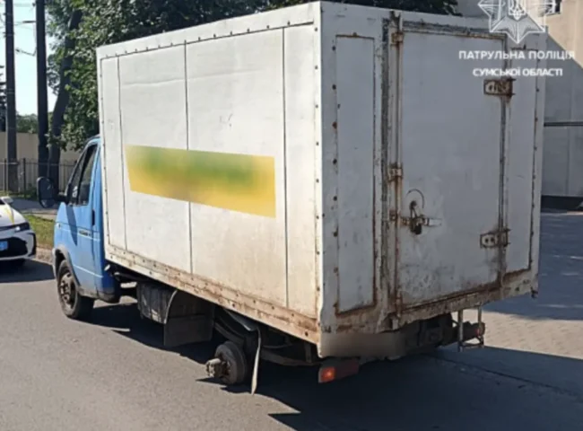 Жінка в Сумах травмувалася, бо в неї поцілило колесо від вантажівки