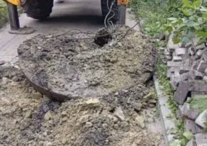 У Сумах комунальники шукали колодязь під плиткою за допомогою металошукача