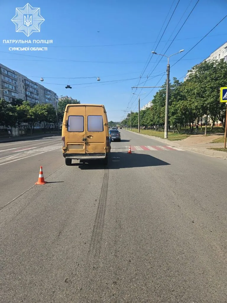 У Сумах водій Mercedes-Benz спричинив ДТП через недотримання дистанції