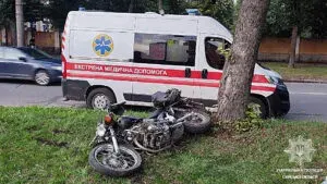 У Сумах мотоцикліст влетів у дерево: водія доправили до лікарні