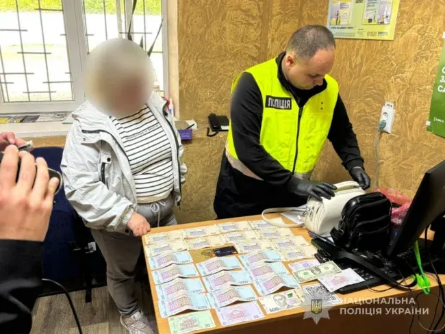 На Сумщині медпрацівницю підозрюють у торгівлі людьми та незаконному переправленні чоловіків за кордон