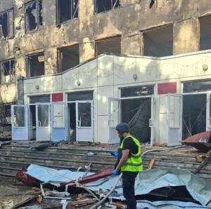 У Сумах після нічної атаки дронів пошкоджено дві багатоповерхівки: працює штаб допомоги
