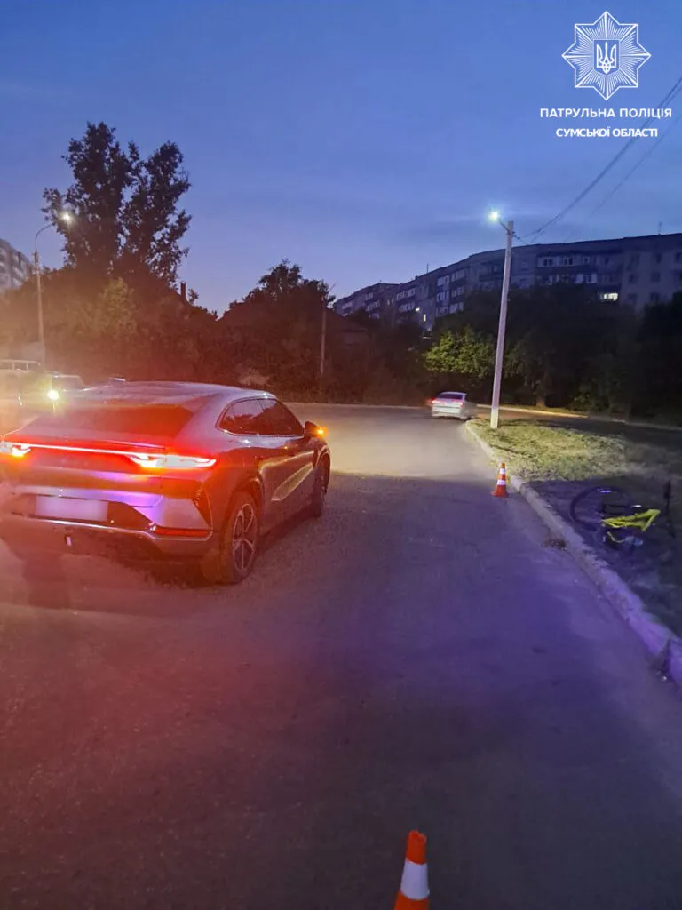 У Сумах ввечері сталася аварія за участю велосипедиста та легковика: є постраждалі