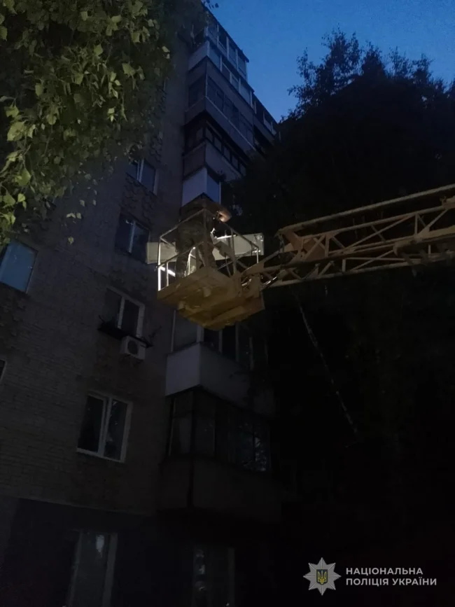 У Сумах поліція знешкодила бойову частину ворожого БпЛА, що застряг у дереві біля житлового будинку