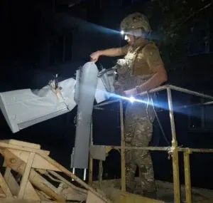 У Сумах поліція знешкодила бойову частину ворожого БпЛА, що застряг у дереві біля житлового будинку