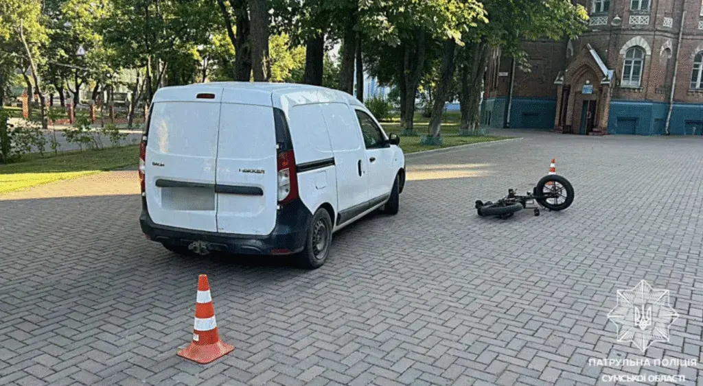 У Сумах на вулиці Троїцькій автомобіль збив велосипедиста на тротуарі