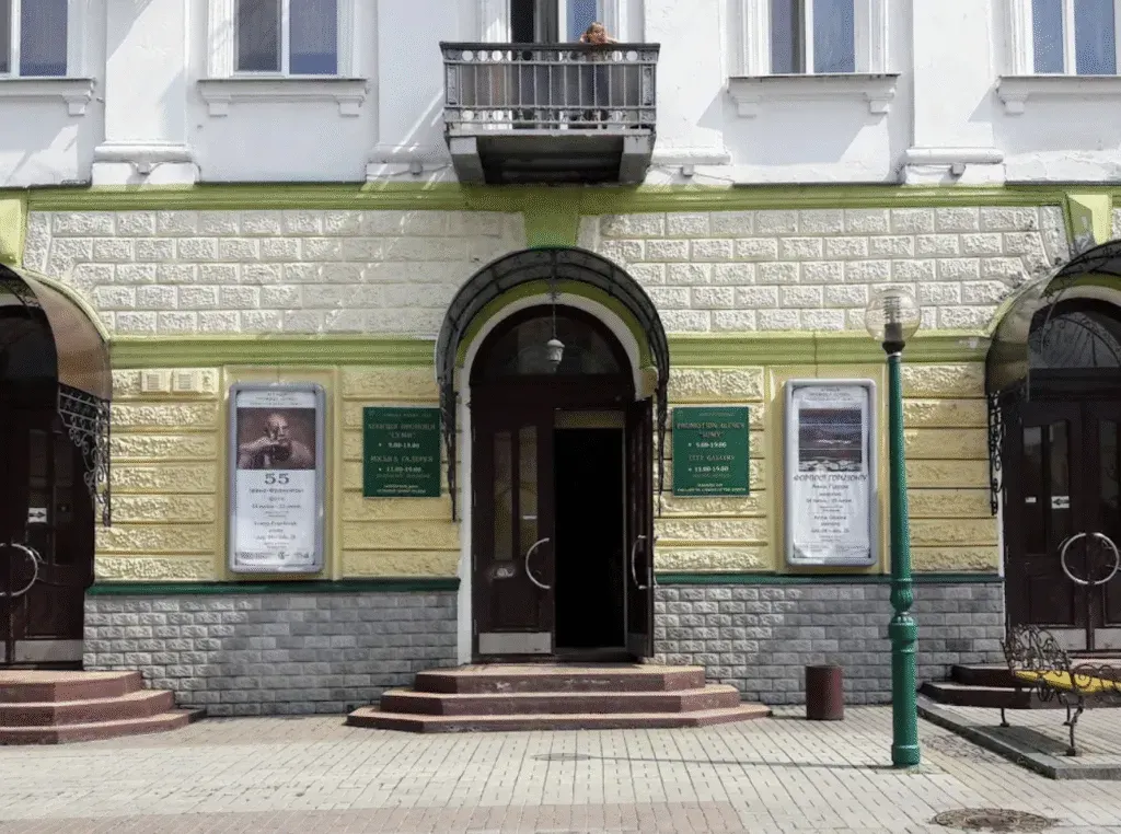 У Сумах відкрилися дві виставки: воєнна фотографія та дитячий живопис