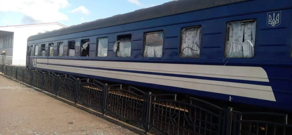 Під час ворожої атаки на Суми пошкоджено потяг Харків-Ужгород