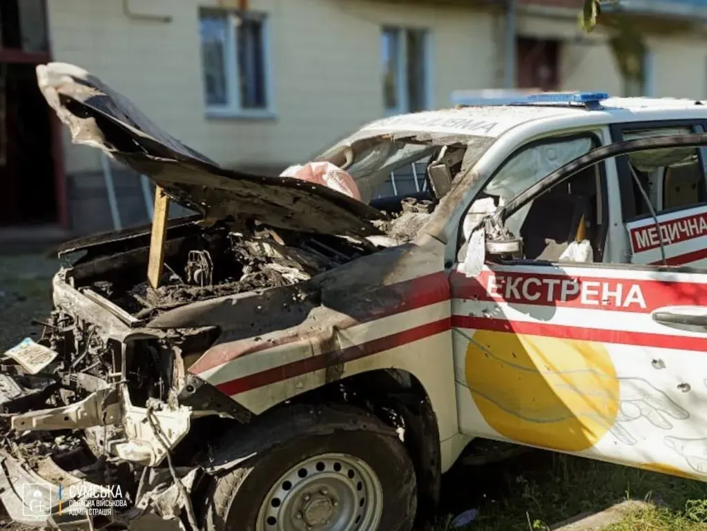 У Середині-Буді росіяни атакували авто медиків: постраждав мирний житель